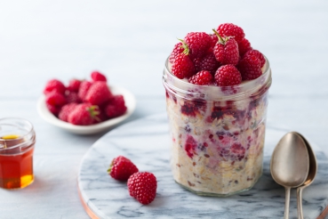 Naturjoghurt mit Obst, Haferflocken und Nüssen