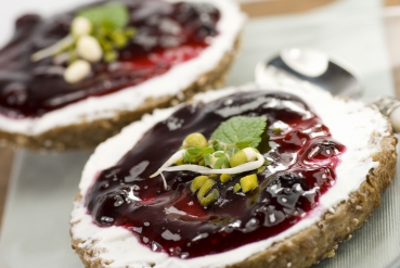 Vollkornbrötchen mit Quark und Himbeeren