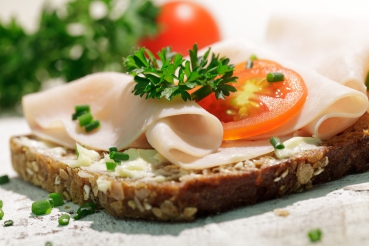 Vollkornbrötchen mit Putenbrust und Sprossen