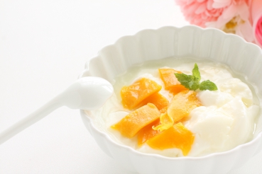 Exotischer Obstjoghurt mit Haferflocken und Mandeln