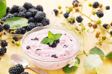 Brombeer-Quark mit Haferflocken und Walnüssen