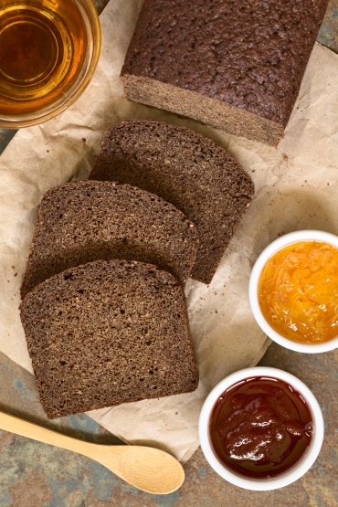Pumpernickel mit Waldfruchtkonfitüre und Käse-Gurken-Aufstrich