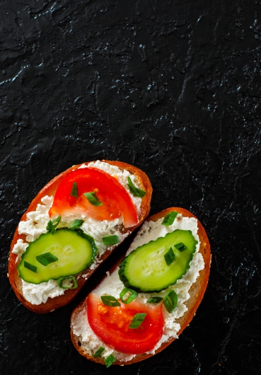 Pumpernickel mit Hüttenkäse, Gurke und Tomate