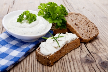 Vollkornbrot mit Käse-Nuss-Creme