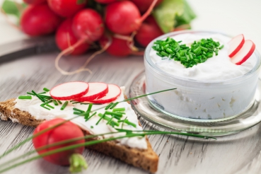 Vollkornbrot mit Hüttenkäse und Radieschen