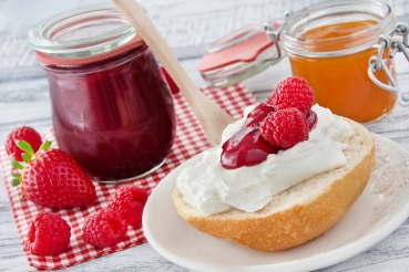 Vollkornbrot mit Orangenquark und Himbeeren