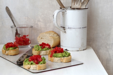 Vollkornbrot mit Avocado und Tomate
