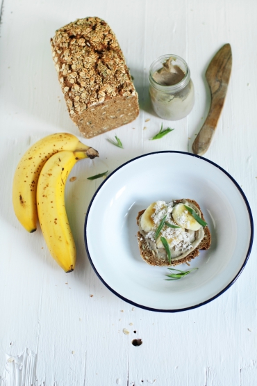 Pumpernickel mit Quark und Banane