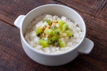 Milchreis mit Weintrauben, Banane und Kiwi