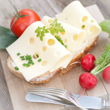 Bunt belegtes Käsebrötchen