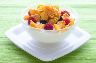 Cornflakes mit Haselnüssen und Beeren-Joghurt
