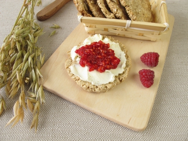Vollkornbrötchen mit Hüttenkäse und Himbeeren