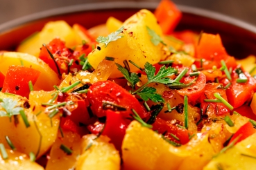 Überbackene Kartoffeln mit Paprika und Kopfsalat
