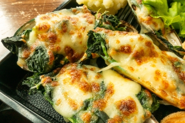 Spinatgratin mit Pinienkernen