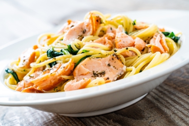 Vollkornspaghetti mit Lachs und Spinat