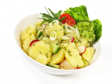 Kartoffelsalat mit Frühlingszwiebeln und Tomaten