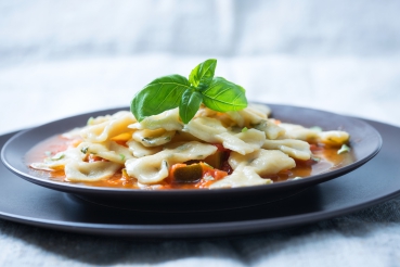 Pasta mit fruchtiger Tomaten-Zucchini-Sauce