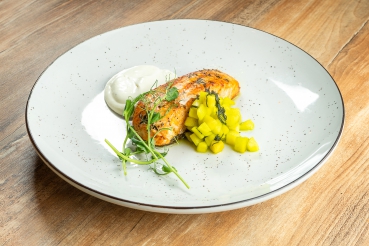 Lachsfilet mit Mangosauce und buntem Gemüse