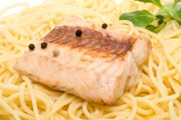 Seelachsfilet mit Gemüsenudeln