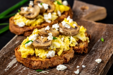 Pilzrührei mit Vollkornbrot