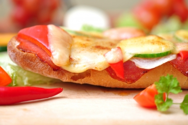 Überbackenes Paprika-Schinken-Brötchen