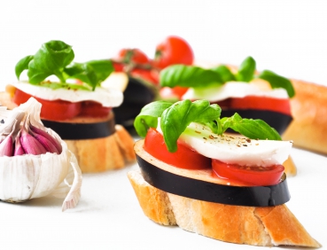 Vollkorn-Baguette mit Aubergine und Mozzarella