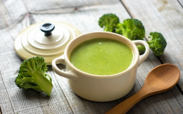 Brokkoli-Creme-Suppe mit Lachsstreifen