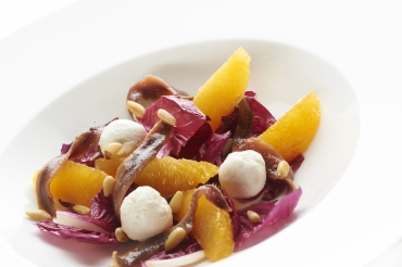 Chicoréesalat mit Orangenfilets und Putenbrust