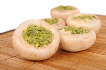 Gefüllte Champignons mit grünem Salat und Vollkornbrot