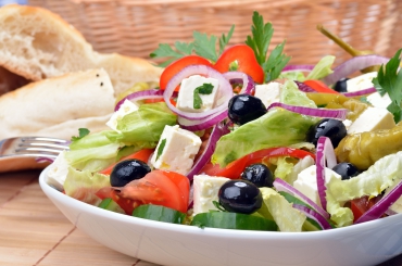 Mediterraner Bauernsalat mit Oliven und Schafskäse
