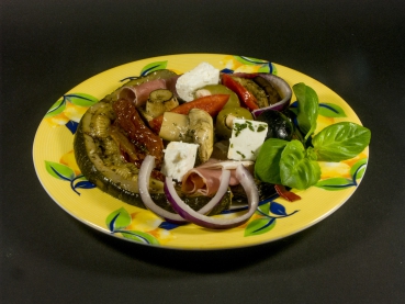 Mittelmeersalat mit Zucchini, Aubergine und Schafskäse