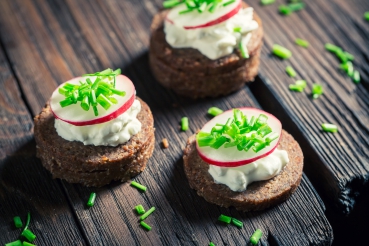 Vollkornbrot und Pumpernickel mit Schafskäsecreme und Chicoreesalat
