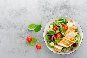 Blattsalat mit Zitrusfrüchten und Putenbrust