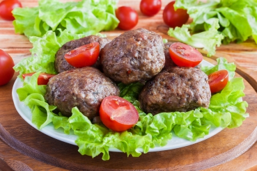 Hackfleischbällen mit Tomatensalat und Pumpernickel