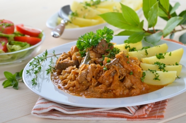 Putengulasch mit Sauerkraut
