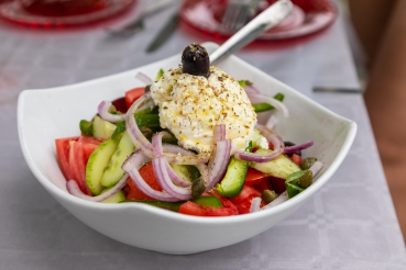 Bunter Wellness-Salat mit Schafskäse