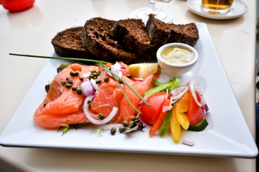 Vollkornbrot mit Forellenfilet