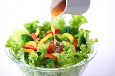 Bunter Blattsalat mit Vollkornbrötchen