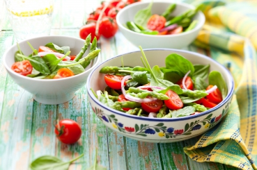 Spargelsalat mit Spinat und Pinienkernen