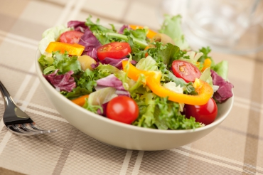 Fitness-Salat mit Vollkornbrötchen