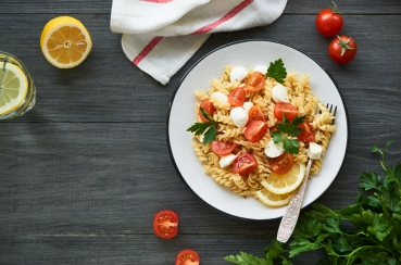 Pasta-Salat mit Mozzarella und Kürbiskern-Vinaigrette