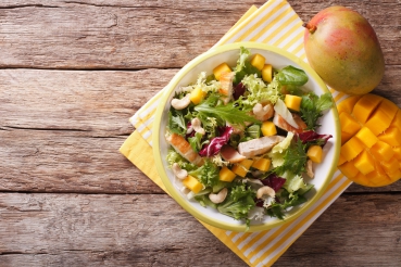 Eichblattsalat mit Hähnchenbrust und Mango