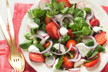 Feldsalat mit Avocado, Erdbeeren und grünem Pfeffer