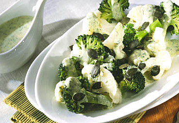 Blumenkohl-Brokkoli-Salat mit Kürbiskernen