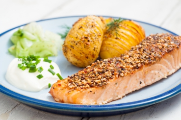 Lachs auf Kartoffeln und Gurke