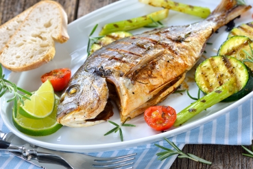 Gegrillte Dorade mit Olivenfüllung