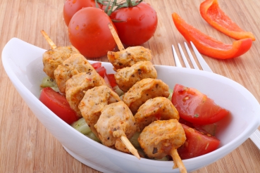 Putenspieße auf Ratatouille-Gemüse