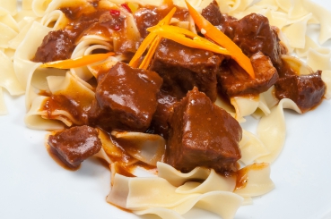 Putengulasch mit Kürbis und Bandnudeln
