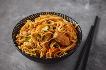 Hähnchenbruststreifen mit Paprika und Eiernudeln