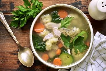 Bunte Gemüsesuppe mit Putenbrust